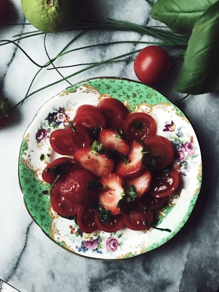 insalata di pomodori con fragole, timo, basilico e olio extra-vergine di oliva. slurp.