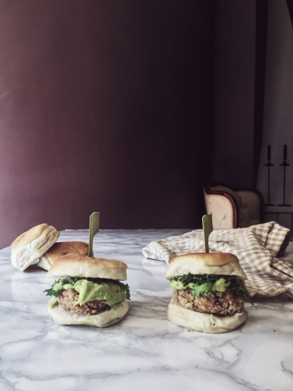 hamburger di gamberi con maionese di avocado