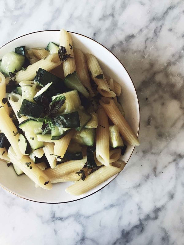 Easy & Vegetarian pasta recipes: zucchini one pan pasta. Get this and more Italian zucchini recipes on Gourmet Project.