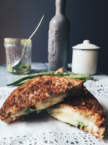 grilled cheese sandwich con fave e pecorino