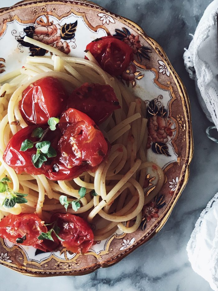 A roasted tomato sauce recipe that is easy to make, tasty and healthy. Get this and more authentic Italian recipes on GP, a Rome based Italian food blog.