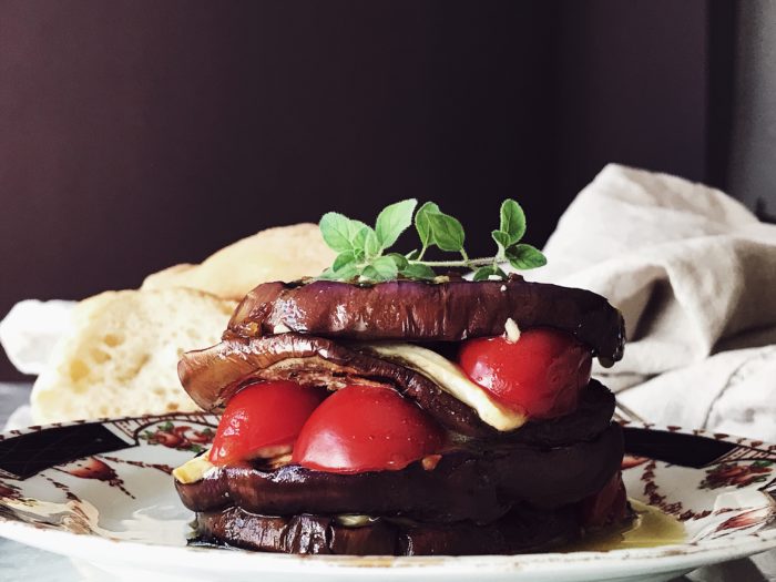 ricette con melanzane grigliate: melanzane, ricotta salata, pomodori e basilico