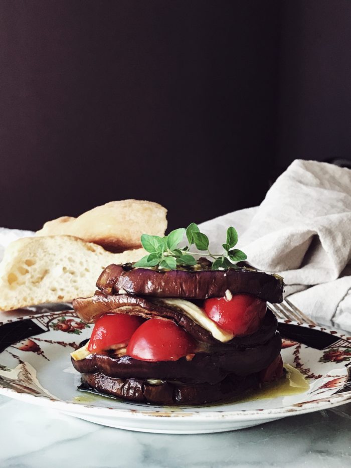 ricette con melanzane grigliate: torre di melanzane, ricotta salata, pomodori e basilico