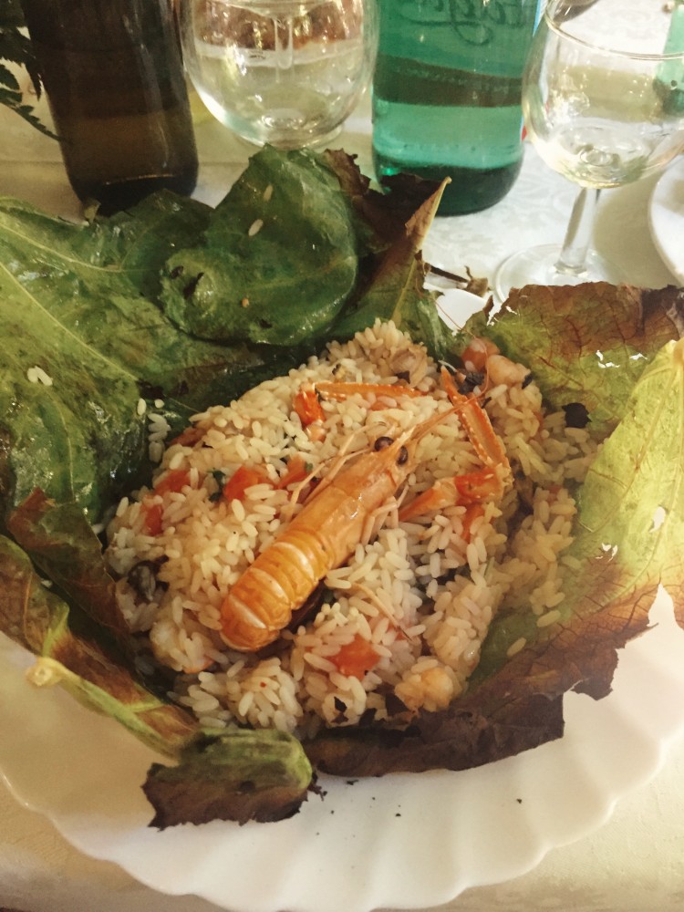 sea flavored rice in a fig leaf bundle: foodtrotting Sorrento