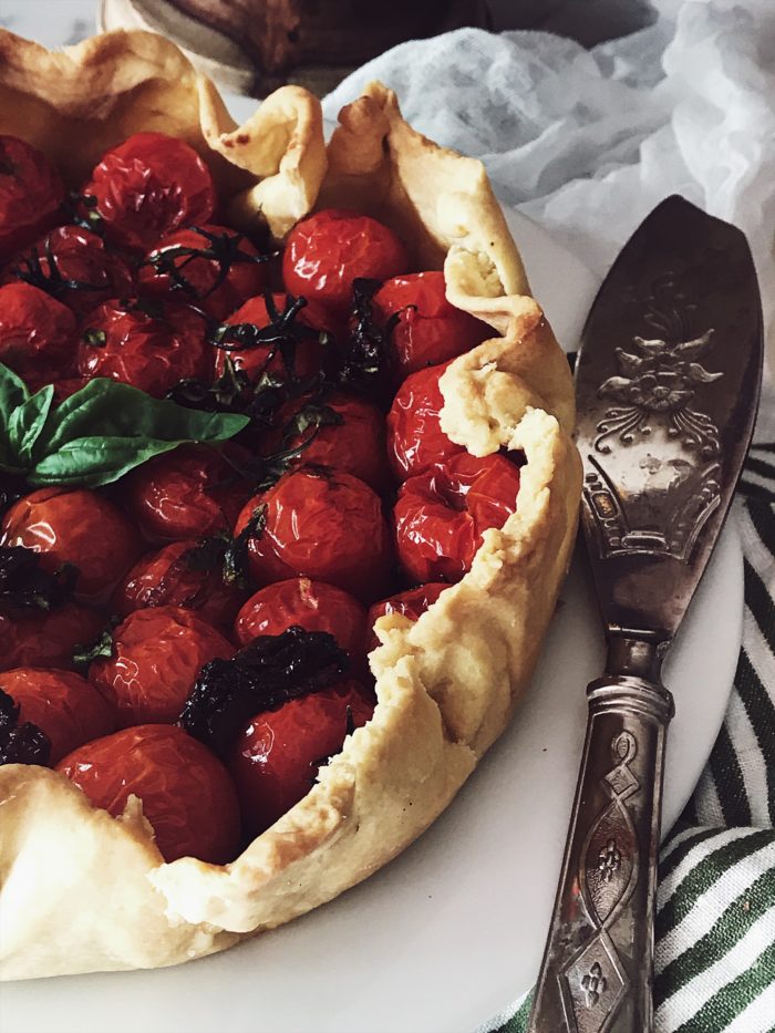 Savory pie recipes: a tomato galette. Get this tomato pie recipe and more homemade Italian recipes on Gourmet Project, a Rome based Italian food blog.