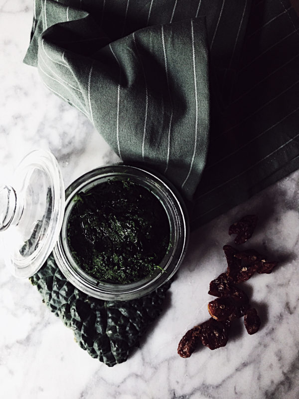 Pesto di cavolo nero, mandorle, pomodori secchi e uvetta. Scopri questa e altre ricette sane sul blog di Gourmet Project.