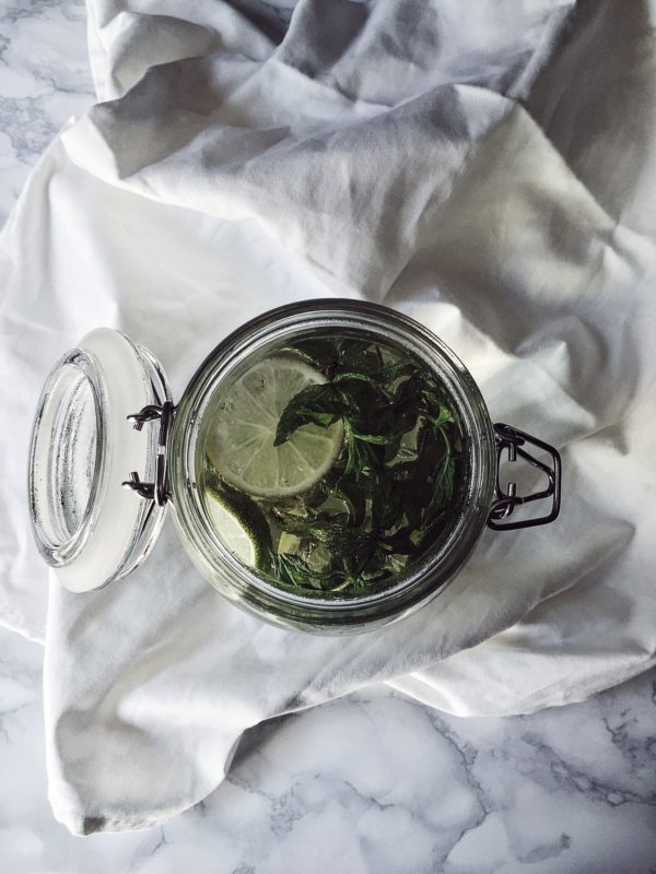 tè alla menta, fatto con raggi di sole, zenzero e lime