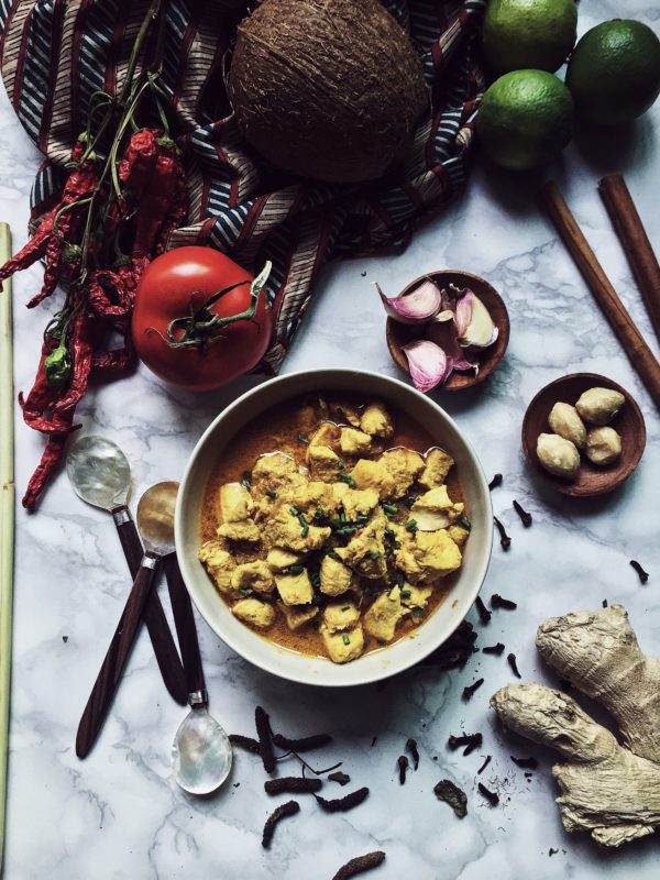 pollo al curry ricetta originale alla balinese: profumato dal lemongrass, ammorbidito dal latte di cocco e speziato dal peperoncino